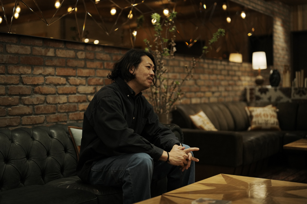 ロッジ風の設えとフレンドリーな接客で注目を浴びるUNWIND HOTEL &  BAR 札幌、今後は英語力の底上げにも注力【PR】